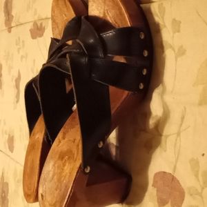 Candies black straps w wooden footing